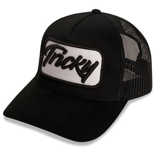 TRICKY PLATE LOGO MESH TRUCKER CAP BLACK